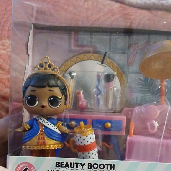 LOL Surprise House of Surprises Beauty Booth Set - Picture 2 of 4